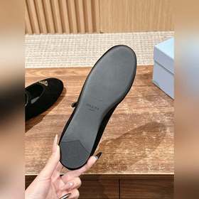Новые туфли Prada Mary Jane из кожи бычка с металлическим треугол