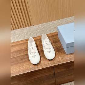 Новые туфли Prada Mary Jane из кожи бычка с металлическим треугол