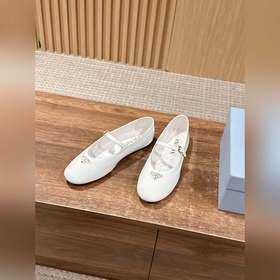 Новые туфли Prada Mary Jane из кожи бычка с металлическим треугол