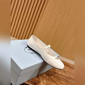 Новые туфли Prada Mary Jane из кожи бычка с металлическим треугол