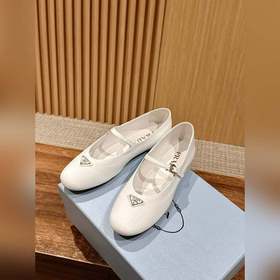 Новые туфли Prada Mary Jane из кожи бычка с металлическим треугол