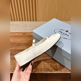 Новые туфли Prada Mary Jane из кожи бычка с металлическим треугол
