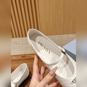 Новые туфли Prada Mary Jane из кожи бычка с металлическим треугол