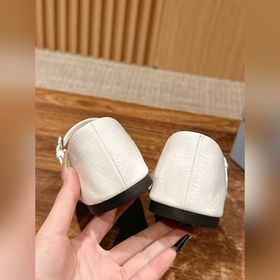 Новые туфли Prada Mary Jane из кожи бычка с металлическим треугол