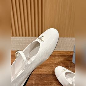 Новые туфли Prada Mary Jane из кожи бычка с металлическим треугол
