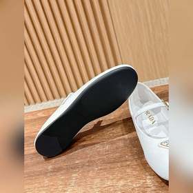 Новые туфли Prada Mary Jane из кожи бычка с металлическим треугол