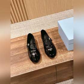 Новые туфли Prada Mary Jane из кожи бычка с металлическим треугол