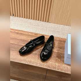 Новые туфли Prada Mary Jane из кожи бычка с металлическим треугол