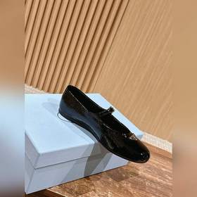 Новые туфли Prada Mary Jane из кожи бычка с металлическим треугол