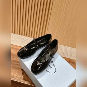 Новые туфли Prada Mary Jane из кожи бычка с металлическим треугол