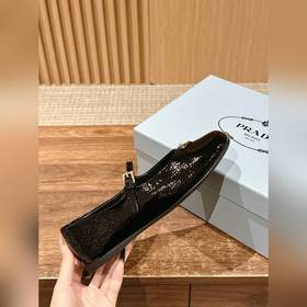 Новые туфли Prada Mary Jane из кожи бычка с металлическим треугол