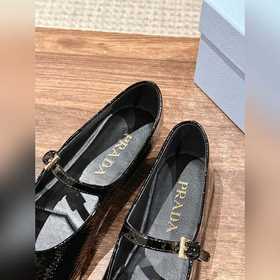 Новые туфли Prada Mary Jane из кожи бычка с металлическим треугол