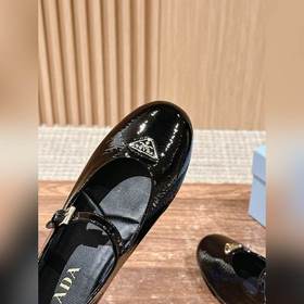 Новые туфли Prada Mary Jane из кожи бычка с металлическим треугол
