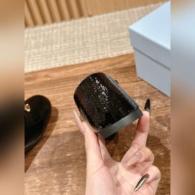 Новые туфли Prada Mary Jane из кожи бычка с металлическим треугол