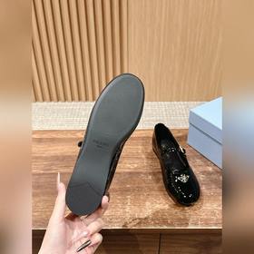 Новые туфли Prada Mary Jane из кожи бычка с металлическим треугол