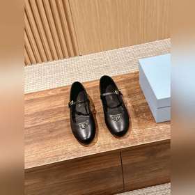 Новые туфли Prada Mary Jane из кожи бычка с металлическим треугол