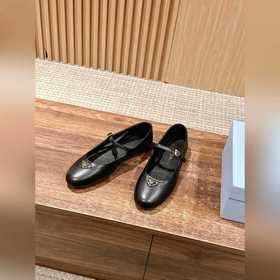 Новые туфли Prada Mary Jane из кожи бычка с металлическим треугол