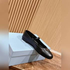 Новые туфли Prada Mary Jane из кожи бычка с металлическим треугол