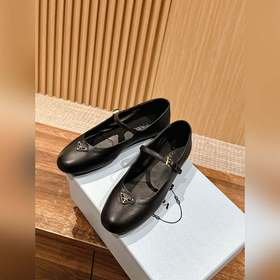 Новые туфли Prada Mary Jane из кожи бычка с металлическим треугол