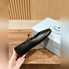 Новые туфли Prada Mary Jane из кожи бычка с металлическим треугол