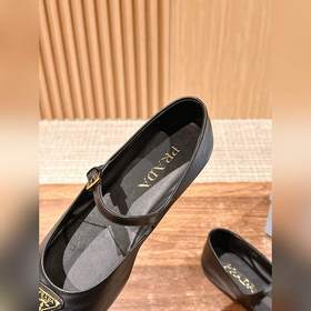 Новые туфли Prada Mary Jane из кожи бычка с металлическим треугол