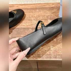 Новые туфли Prada Mary Jane из кожи бычка с металлическим треугол