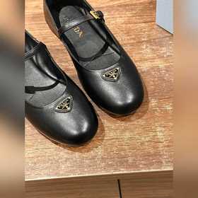 Новые туфли Prada Mary Jane из кожи бычка с металлическим треугол