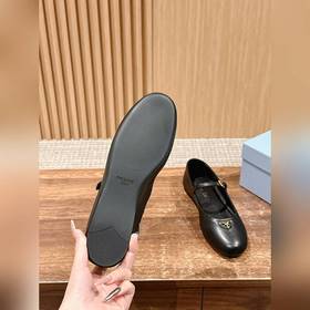 Новые туфли Prada Mary Jane из кожи бычка с металлическим треугол