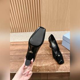 Prada весна-лето новые лакированные туфли на каблуке Оригинальная