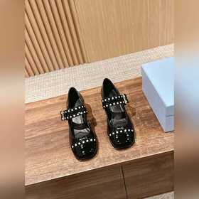 Prada весна-лето, лакированные туфли на толстом каблуке с ремешко