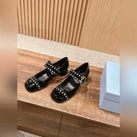 Prada весна-лето, лакированные туфли на толстом каблуке с ремешко
