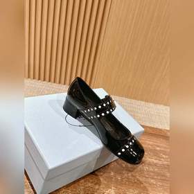 Prada весна-лето, лакированные туфли на толстом каблуке с ремешко