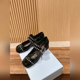 Prada весна-лето, лакированные туфли на толстом каблуке с ремешко