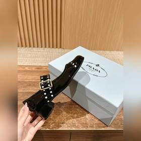 Prada весна-лето, лакированные туфли на толстом каблуке с ремешко