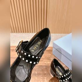 Prada весна-лето, лакированные туфли на толстом каблуке с ремешко