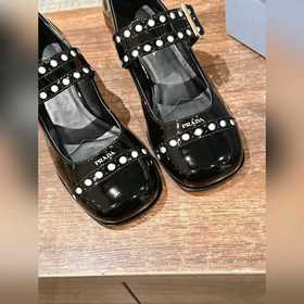 Prada весна-лето, лакированные туфли на толстом каблуке с ремешко