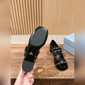 Prada весна-лето, лакированные туфли на толстом каблуке с ремешко