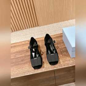 Prada весна-лето, лакированные туфли на толстом каблуке с ремешко