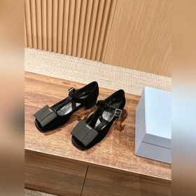 Prada весна-лето, лакированные туфли на толстом каблуке с ремешко