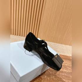 Prada весна-лето, лакированные туфли на толстом каблуке с ремешко
