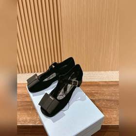 Prada весна-лето, лакированные туфли на толстом каблуке с ремешко