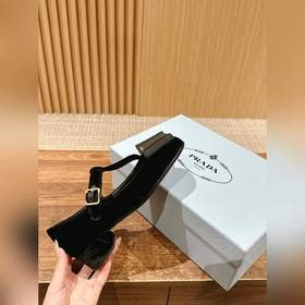 Prada весна-лето, лакированные туфли на толстом каблуке с ремешко
