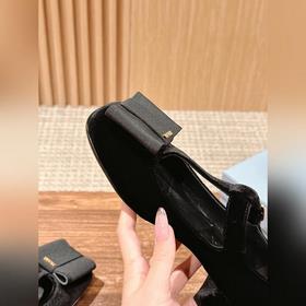 Prada весна-лето, лакированные туфли на толстом каблуке с ремешко