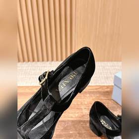 Prada весна-лето, лакированные туфли на толстом каблуке с ремешко