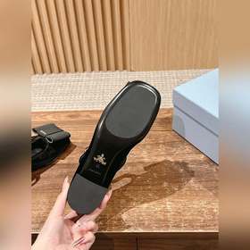 Prada весна-лето, лакированные туфли на толстом каблуке с ремешко
