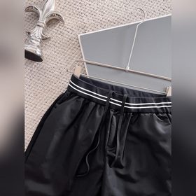 25SS Prada Шорты из ткани с жемчужным узором Эти шорты в стиле «б