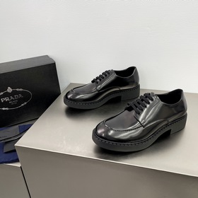 PRADA Деби-туфлиз гладкой кожи Воплощение элегантности современно