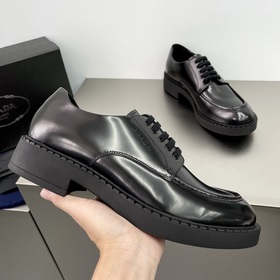 PRADA Деби-туфлиз гладкой кожи Воплощение элегантности современно