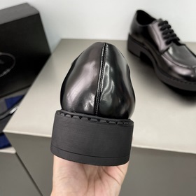 PRADA Деби-туфлиз гладкой кожи Воплощение элегантности современно