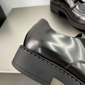 PRADA Деби-туфлиз гладкой кожи Воплощение элегантности современно